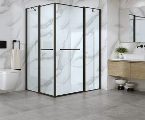 מקלחון פינתי עם מתלה מגבת על כל דלת בגימור שחור